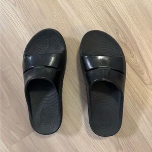 OOFOS Black Women's Recovery Sandals